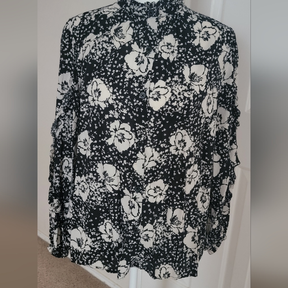 Large black/white flower‎ blouse